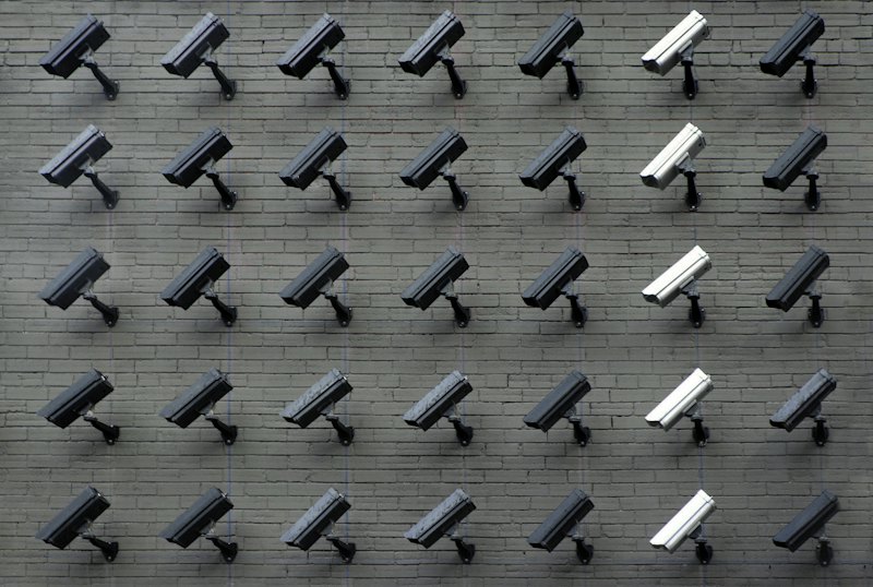 Câmeras de CFTV instaladas em fachada