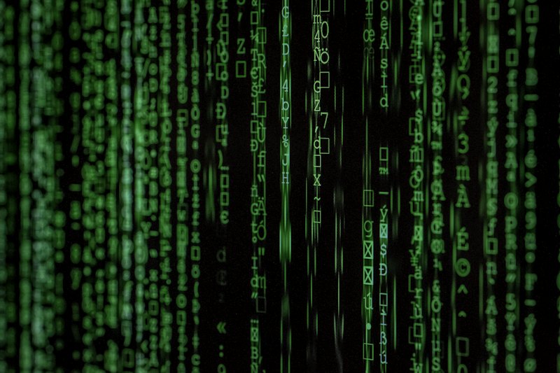 Dados e código representando segurança da informação